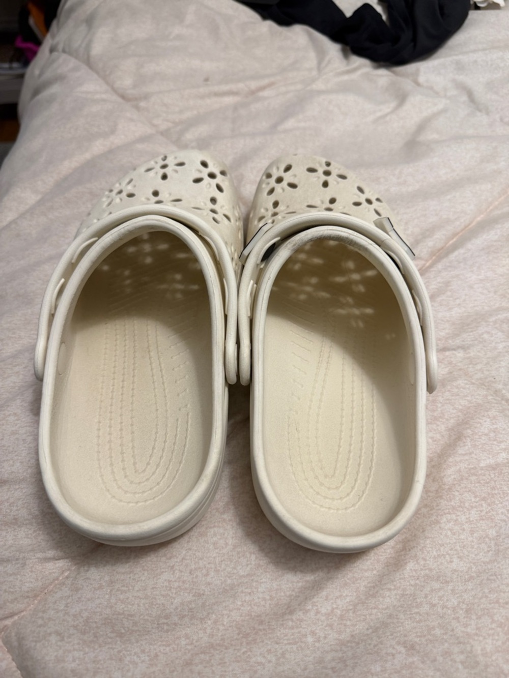 CROCS White Floral-Perforated Clogs with Adjustable Heel Strap - Picture 2 of 3